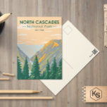 North Cascades Nationalpark Washington Vintag Postkarte<br><div class="desc">North Cascades Vektorgrafik Design. Der Park besteht aus einem nördlichen und südlichen Abschnitt,  der vom Skagit Fluss geteilt wird,  der durch die Stauseen des Ross Lake National Recreation Area fließt.</div>