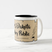 North Dakota Notary Public Scroll Feather Quill Zweifarbige Tasse (VorderseiteRechts)