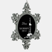 North Dakota Oilfield Dated Schneeflocken Zinn-Ornament (Links)