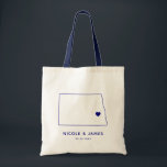 North Dakota Wedding Welcome Bag Map Taschen, Navy Tragetasche<br><div class="desc">Begrüßungsgeschenktasche mit Kartengrafik. Ihre Gäste werden in ihrem Hotel einchecken und diese Tasche mit den Leckereien,  die sie erwarten,  finden. Sie können das Herz mit der Funktion "Weiter anpassen" an den Ort Ihres großen Tages positionieren.</div>
