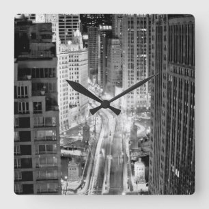 North Michigan Avenue in Chicago after winter Quadratische Wanduhr