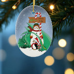 North Pole Snowman Dragon Penguin Weihnachten Keramik Ornament<br><div class="desc">Ein niedlicher Pinguin gibt einem grünen Drachen ein Weihnachtsgeschenk am Nordpol. Ein Schneemann mit einem Zuckerrohrschild am Nordpol in einem Hintergrund fallender Zeichen</div>