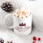 North Pole Trading Company Weihnachtslogo Kaffeetasse<br><div class="desc">Trinken Sie Ihren Kaffee oder heißen Kakao aus diesem Vintagen Stil Logo Weihnachten Tasse! Feierliche Feiertage mit einem Vintagen Stil Typografie-Logo mit Kiefernbaum und Kiefernstrauß Akzenten. Das Logo lautet "North Pole Trading Company, S. Claus, Proprietor, Purveyors of Fine Gifts". Besonders gefällt uns dieser Stil auf der grünen zweifarbigen Jäger-Tasse für...</div>