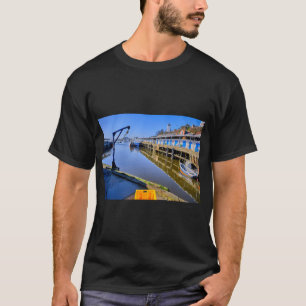 North Shields Fish Quay und klarer blauer Himmel T-Shirt