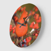 Northern Cardinal in Common Winterberry Große Wanduhr (Winkel)