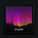 Northern Lights Aurora Borealis Starry Night Sky Geschenkbox<br><div class="desc">Eine wunderschöne Landschaft in der Nacht. Die Berge und Bäume erscheinen als schwarze Silhouette gegen eine helle und lebendige Anzeige von nördlichen Lichtern,  die oben schimmern. Dieser aufregende Nachthimmel leuchtet in Rosa,  lila und Gelb.</div>
