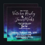 Northern Lights / Aurora Borealis Wedding Einladung<br><div class="desc">Es gibt etwas an der Schönheit der Northern Lights, das wie Liebe ist - es ist selten, es ist magisch, und man könnte es nicht planen, wenn man es versucht. Farbenfrohe Polarlichter in Fuchsia Lila und Grün mit einem Himmel voller kleiner Sterne. Ideal für Ihre Hochzeit im Nordlicht. Fügen Sie...</div>