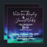 Northern Lights / Aurora Borealis Wedding Einladung<br><div class="desc">Es gibt etwas an der Schönheit der Northern Lights, das wie Liebe ist - es ist selten, es ist magisch, und man könnte es nicht planen, wenn man es versucht. Farbenfrohe Polarlichter in Fuchsia Lila und Grün mit einem Himmel voller kleiner Sterne. Ideal für Ihre Hochzeit im Nordlicht. Fügen Sie...</div>