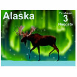 Northern Lights Moose - Alaska Postage Fotoskulptur Magnet<br><div class="desc">Dies ist eine von einer Reihe von Porto-Briefmarke eines mythischen unabhängigen Alaska. Ein immer leicht stilisiertes Bild eines Elchs,  der gegen die grüne und leuchtende Nordlichter schweift. Außerdem erscheint das Textlesen "Alaska" und "Postage 3 Nuggets".</div>