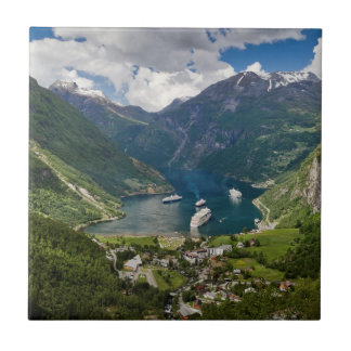 Norwegen-Ansicht zu Geiranger von Flydalsjuvet Fliese