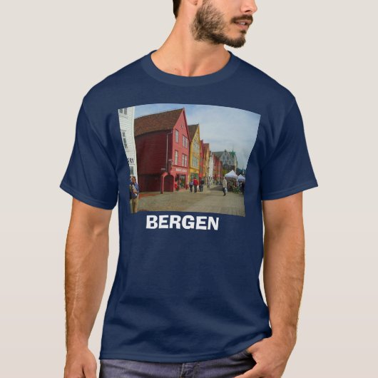 Norwegen, Bergen, traditionelle gemalte Gebäude T-Shirt (Vorderseite)