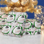 Norwegen Snowman Christmas Wrapping Paper Geschenkpapier<br><div class="desc">Spielerischer Weihnachtsschneemann, der einen roten und grünen Schal trägt, als ob er von einem Kind gezeichnet würde, handgeschrieben mit dem norwegischen Sprachwort für Snowman, der Snømann ist. Wie cool ist das? Multikulturell und so lustig. Ein amüsantes Urlaubsdesign auf grünem Hintergrund. WindyDesign macht Dutzende Karten und Geschenke für den Lautsprecher der...</div>