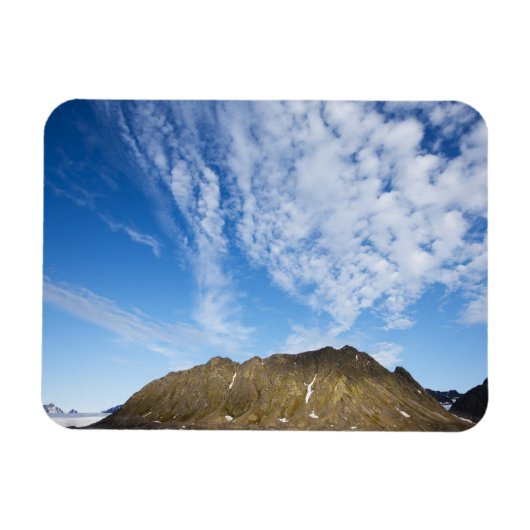 Norwegen, Svalbard, Wolken über steilen Felsen Magnet (Horizontal)