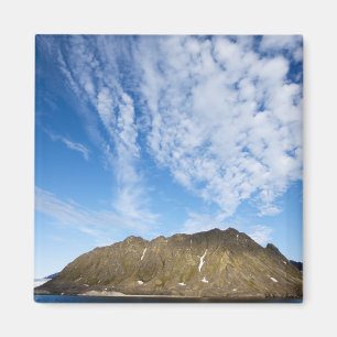 Norwegen, Svalbard, Wolken über steilen Felsen Magnet