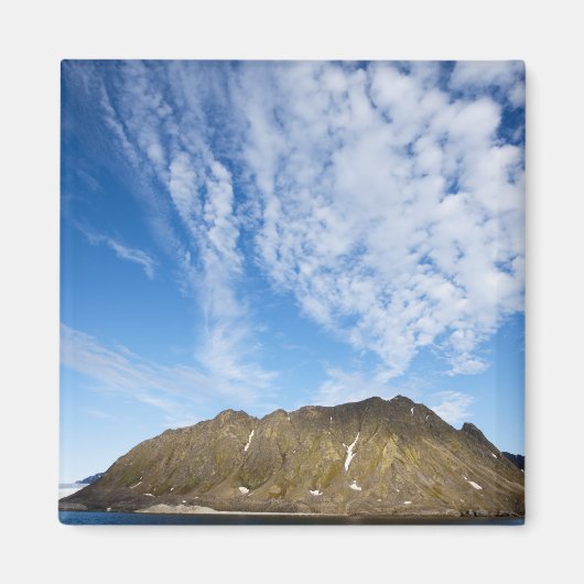 Norwegen, Svalbard, Wolken über steilen Felsen Magnet (Vorne)