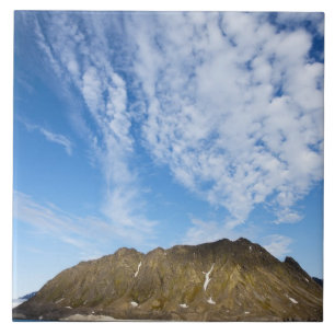 Norwegen, Svalbard, Wolken über steilen Klippen Fliese