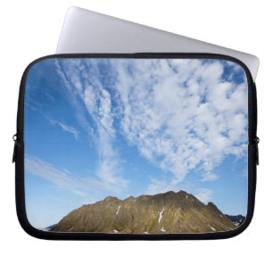 Norwegen, Svalbard, Wolken über steilen Klippen Laptopschutzhülle