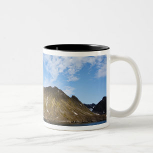 Norwegen, Svalbard, Wolken über steilen Klippen Zweifarbige Tasse