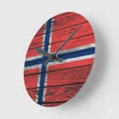 Norwegian Flag with Rough Wood Grain Effect Runde Wanduhr (Winkel)