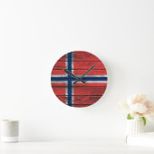 Norwegian Flag with Rough Wood Grain Effect Runde Wanduhr (Zuhause)