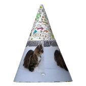 Norwegian Forest Cat in Snow Partyhütchen (Rechts)