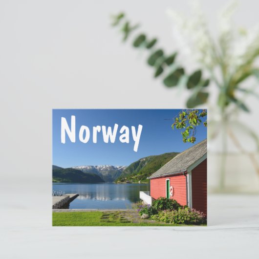 Norwegische Fjordansicht mit rotem Boathouse Postkarte (Stehend Vorderseite)