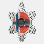 Norwegische Flagge auf alter Akustikgitarre Schneeflocken Zinn-Ornament (Rechts)
