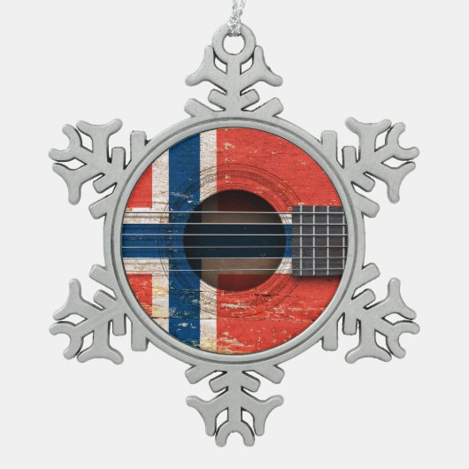 Norwegische Flagge auf alter Akustikgitarre Schneeflocken Zinn-Ornament (Vorderseite)