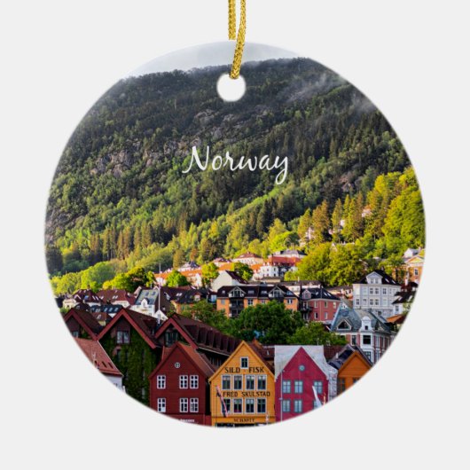 Norwegische Stadt mit Bergen im Hintergrund Keramik Ornament (Vorne)