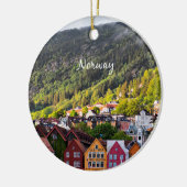 Norwegische Stadt mit Bergen im Hintergrund Keramik Ornament (Links)
