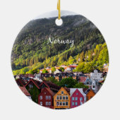 Norwegische Stadt mit Bergen im Hintergrund Keramik Ornament (Hinten)
