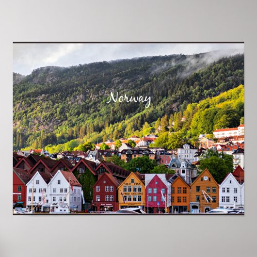 Norwegische Stadt mit Bergen im Hintergrund Poster (Vorne)