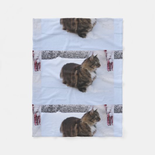 Norwegische Waldkatze im Schnee Fleecedecke (Vorderseite)