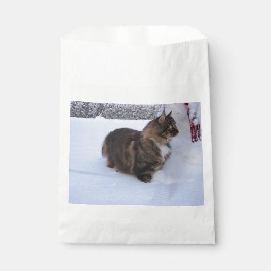Norwegische Waldkatze im Schnee Geschenktütchen (Vorderseite)