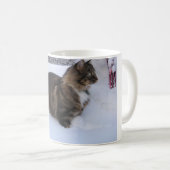 Norwegische Waldkatze im Schnee Kaffeetasse (VorderseiteRechts)