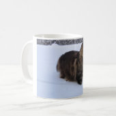 Norwegische Waldkatze im Schnee Kaffeetasse (Vorderseite Links)
