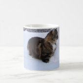 Norwegische Waldkatze im Schnee Kaffeetasse (Mittel)