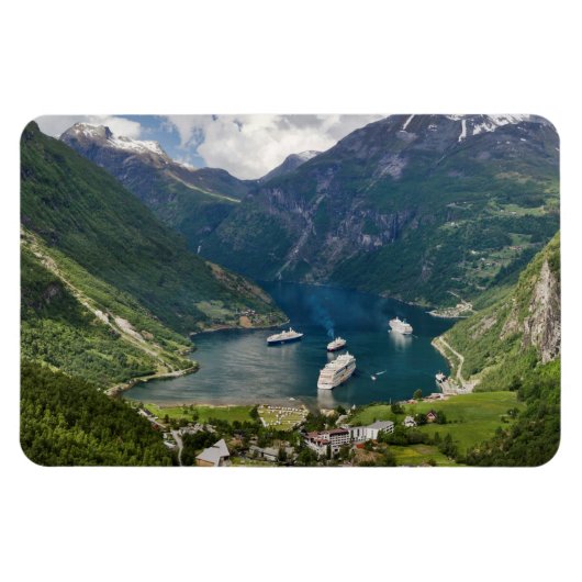 Norwegischer Blick auf Geiranger aus Flydalsjuvet Magnet (Horizontal)