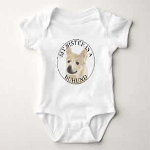Norwegischer Buhund Hund große Schwester Baby Strampler