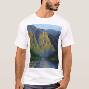 Norwegischer Fjord nähert sich Sonnenuntergang T-Shirt