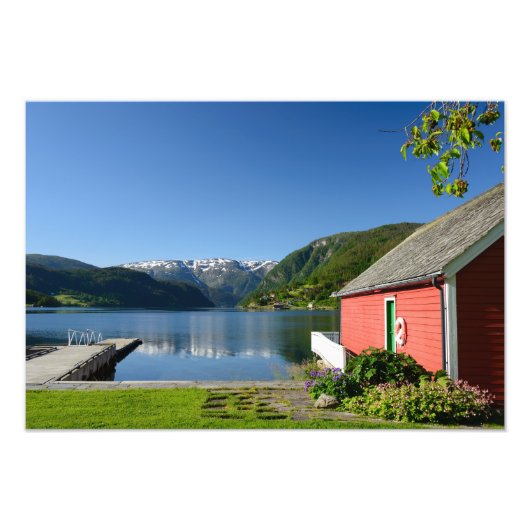 Norwegischer Fjordblick und Bootshaus Fotodruck (Vorne)