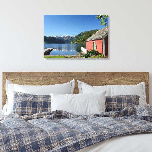 Norwegischer Fjordblick und Bootshaus Leinwanddruck (Insitu (Schlafzimmer))