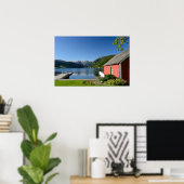 Norwegischer Fjordblick und Bootshaus Poster (Heimbüro)