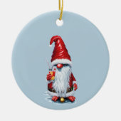 Norwegischer Gnome mit Cranberry Juice Cocktail Keramik Ornament (Vorne)
