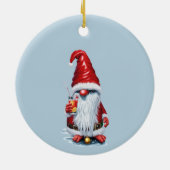 Norwegischer Gnome mit Cranberry Juice Cocktail Keramik Ornament (Hinten)
