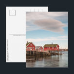 Norwegisches Fischerdorf Lofoten Postkarte<br><div class="desc">Reisen Foto eines traditionellen Fischerdorfes an der Küste der Lofoten-Inseln in Nordnorwegen, Skandinavien. Foto © Sebastian Wurm.</div>