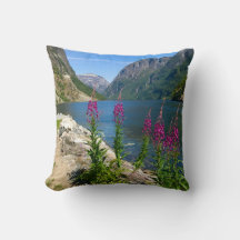 Norwegisches Gudvangen Village Scene Throw Pillow