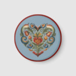 Norwegisches Rosemaling Folk Art Herz Magnet<br><div class="desc">Dieser Magnet zeichnet sich durch ein norwegisches Rosemaling Folk Art Heart Design auf einem koordinierenden blauen Hintergrund mit einem roten Rand aus.</div>