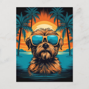 Norwich Terrier mit Sonnenbrille am Strand Postkarte