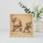 Nostalgischer Santa & Elf Schneeballkampf Foto Karte (Stehend Vorderseite)
